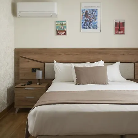 Des Congres Et Festivals מלון